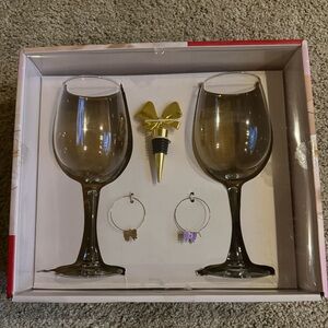 5 Piece Gold Rim Wine Glass Set with Bow Stopper